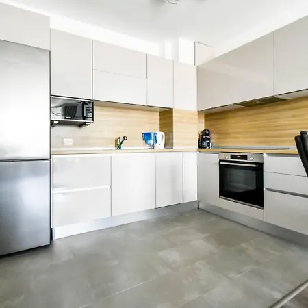 Nomad Friendly Modern Complex Next To Metro Apartment *
